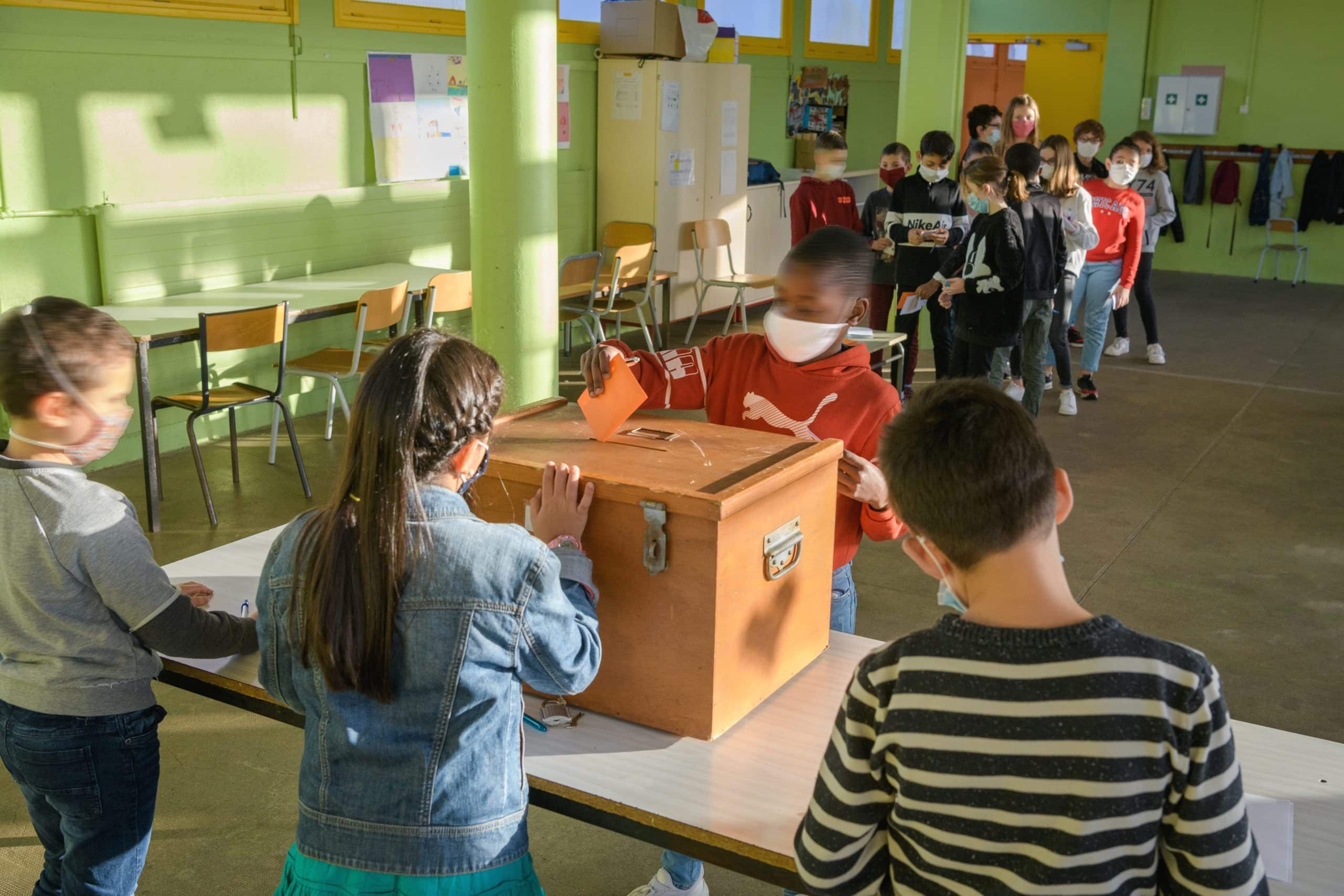 Enfants d'une école située à Limoges réalisant un vote