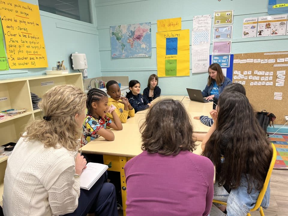 Groupe de discussion entre l'équipe de l'UNICEF France et les enfants de l'école Fernand Léger